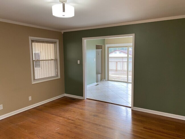 Building Photo - 2103 Chambers Dr NE