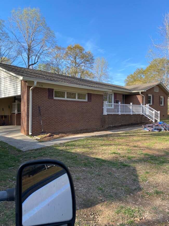 Building Photo - 1738 Woodleaf Ln