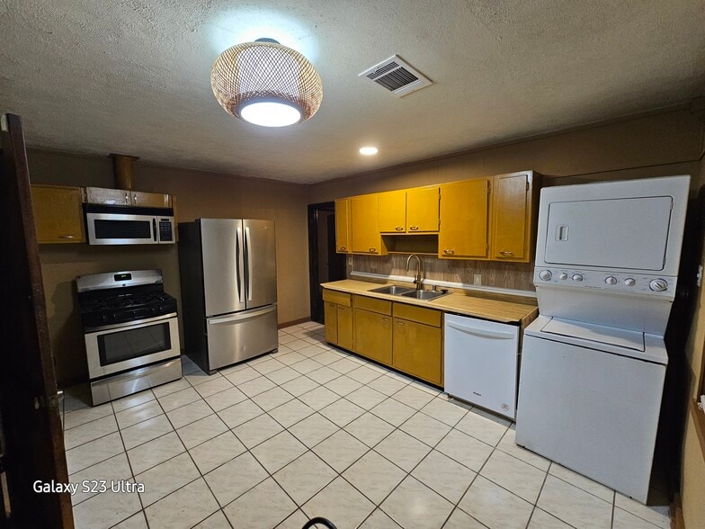 Building Photo - 4910 Airport Blvd