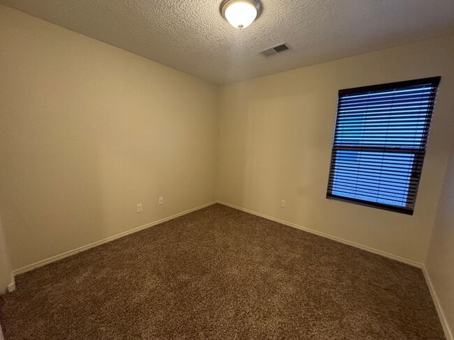 Building Photo - 3 bed 2 bath 1400 sq ft home