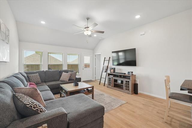 Building Photo - 1004 Pineview Ln