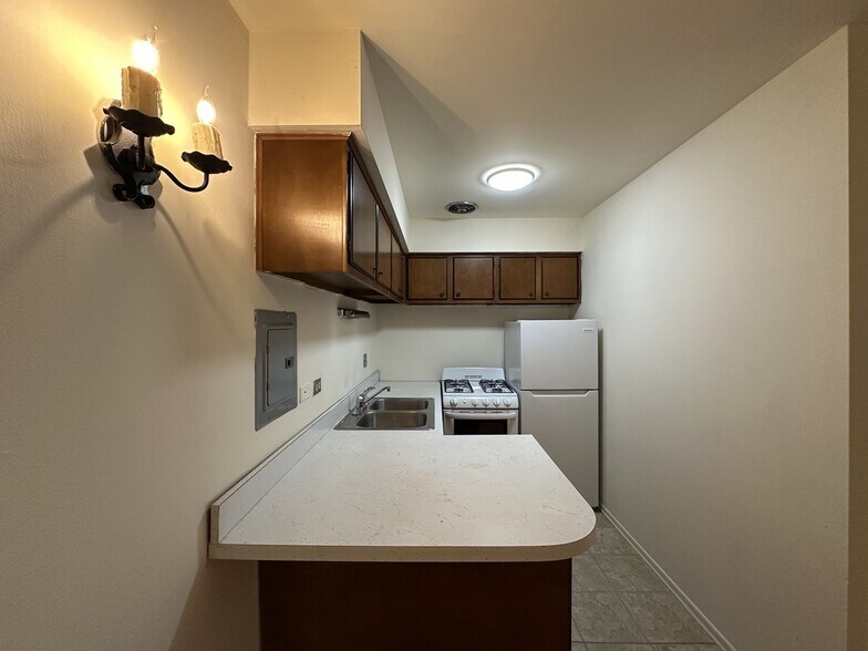 Building Photo - 665 W Wrightwood Ave