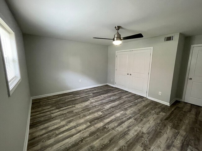 Building Photo - 5889 Lone Oak Dr SW