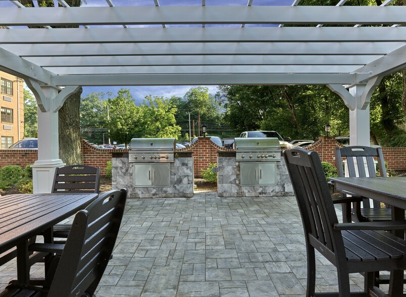 Outdoor Patio Dinning - Wessex House
