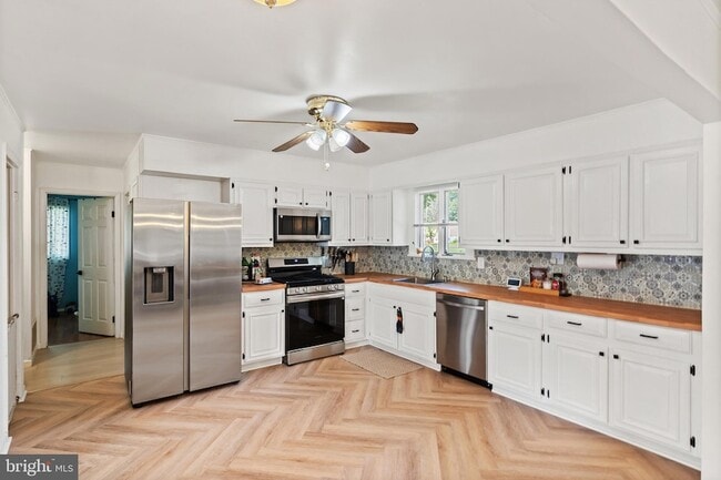 Building Photo - 24 Carl Sandburg Dr