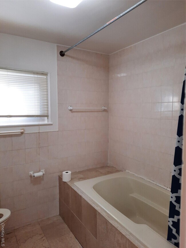 Building Photo - 22 Deepdale Dr