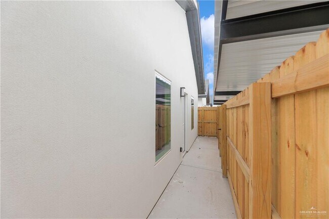 Building Photo - 18 E 24th St