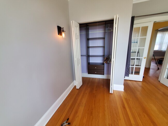 Closet - 435 N Lombard Ave