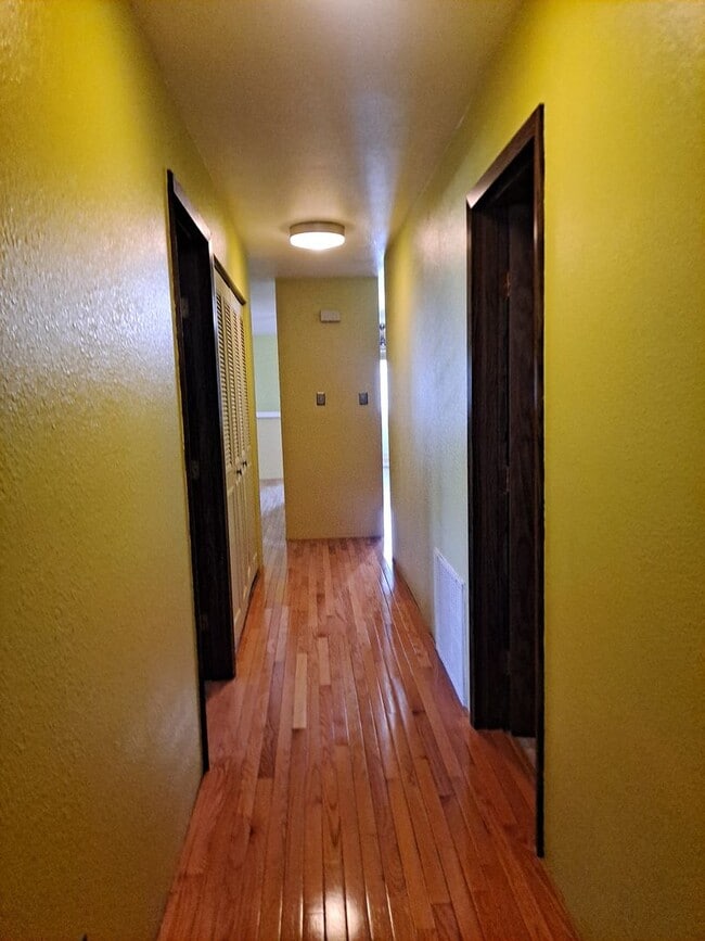Building Photo - ALL PROSPECTIVE TENANTS MUST SUBMIT A $58 NON-REFUNDABLE APPLICATION FEE PER APPLICANT ONLINE AND...