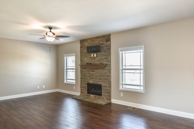 Building Photo - Dog Friendly Three Bedroom in Rossview!
