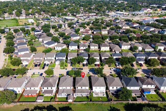 Building Photo - 5703 Basswood Dale Dr