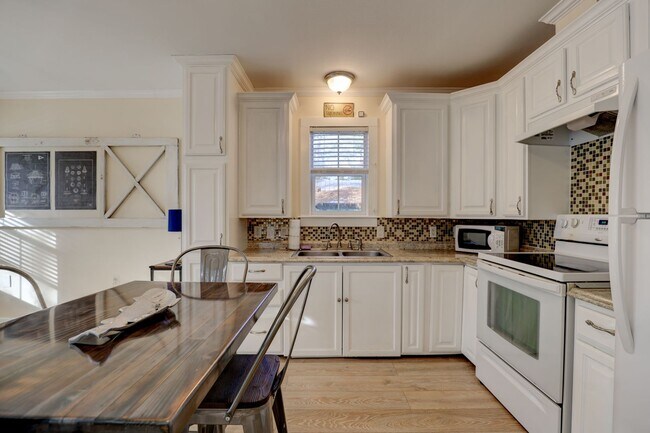 Building Photo - PRICE REDUCTION! SCHEDULE A TOUR TODAY!