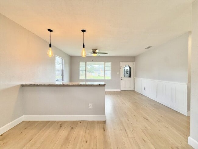 Building Photo - 5131 13th Ave N