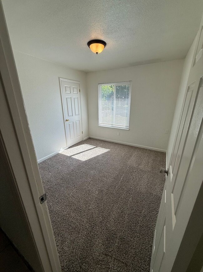 Building Photo - Updated single story located in Modesto!