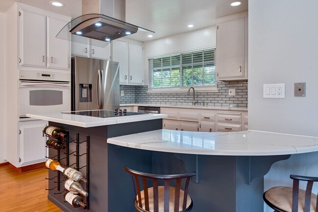 Building Photo - Charmingly Remodeled 3 Bed, 2 Bath Home Ne...