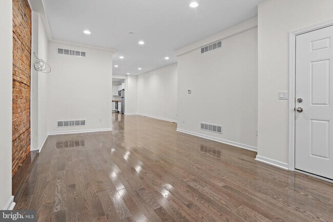 Building Photo - 819 11th Ave