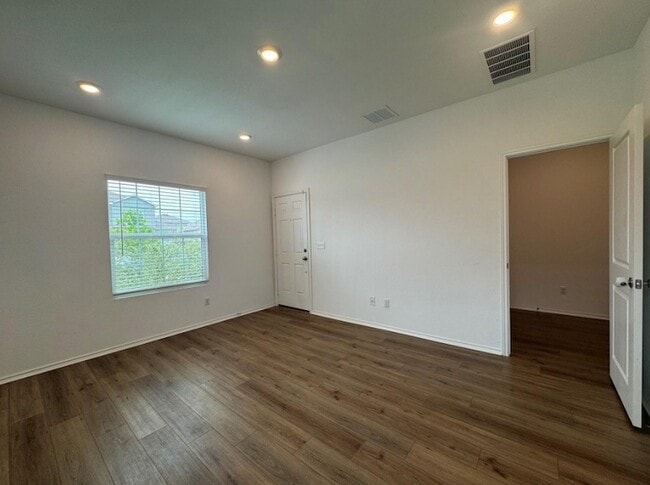 Building Photo - 208 Otter Rd