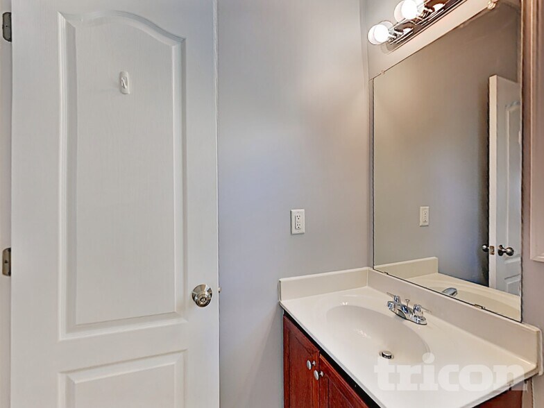 Building Photo - 1228 Saxony Dr SE