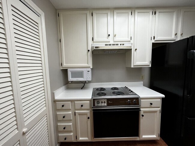 Building Photo - Adorable 1 bedroom, 1 bath Town-Home!!
