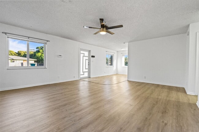 Building Photo - Comfortable Oakland Park Living - 3BR with Outdoor Space