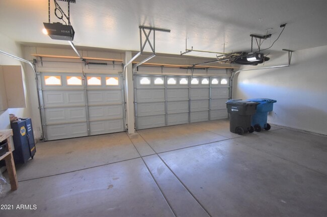 Building Photo - 768 E Irma Ln