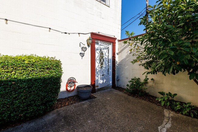 Building Photo - 205 18th St SE