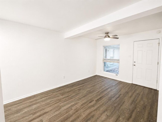 Building Photo - 2021 Bluebonnet Ln