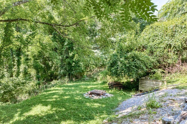 Building Photo - 5 to 8 Bedrooms. Pet Friendly.