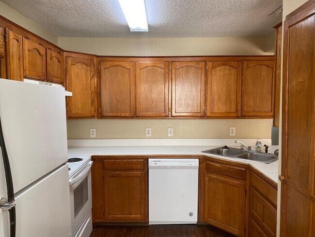 Building Photo - 2 bedroom Water included ! Must see!