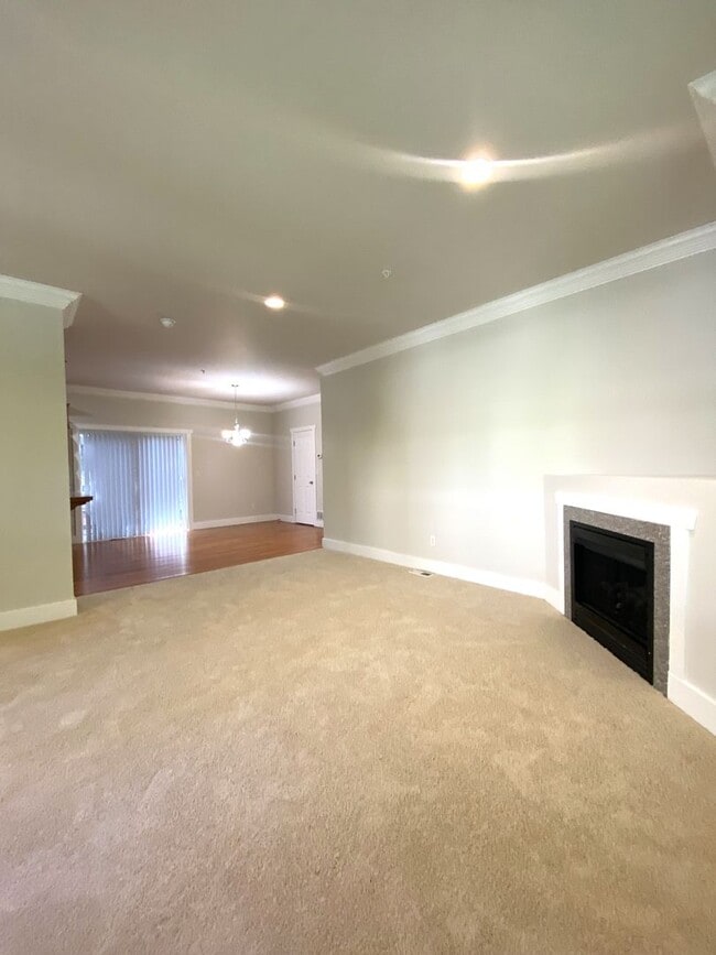 Building Photo - ELEGANT 4 BEDROOM TOWNHOME!  Minutes to La...