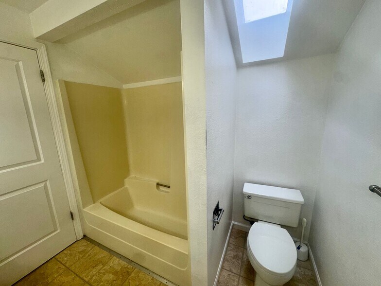 Building Photo - AK Duplex