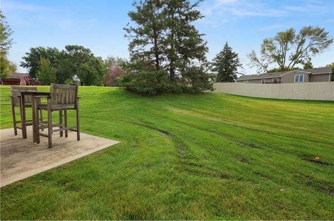 Building Photo - 4 Bedroom Townhome