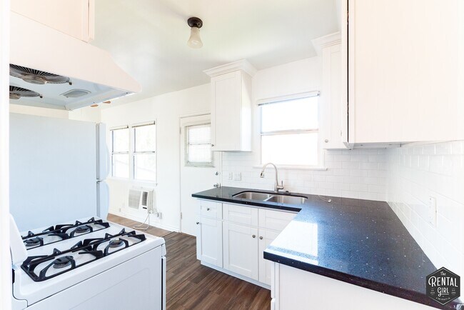 Primary Photo - 1322 W Alameda Ave