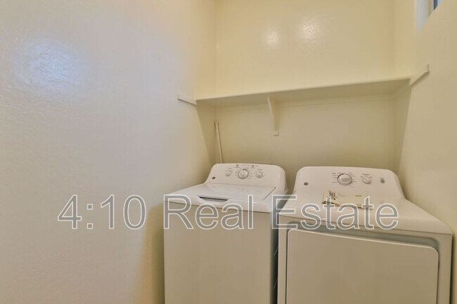 Building Photo - 5216 S 16th Pl