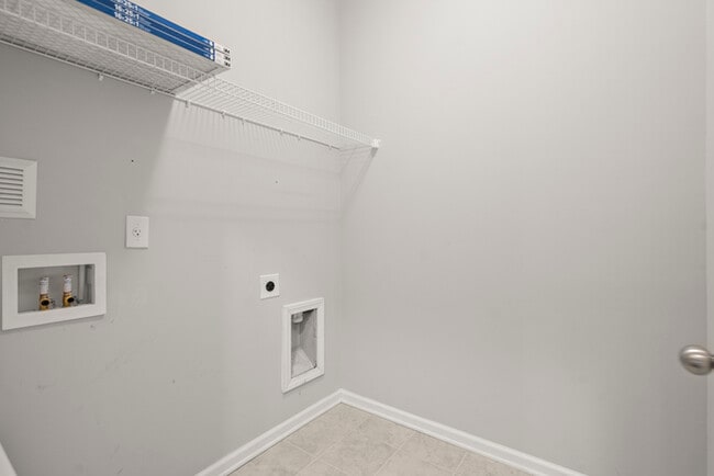 Building Photo - Townhouse - 4 Beds - 4 Bath