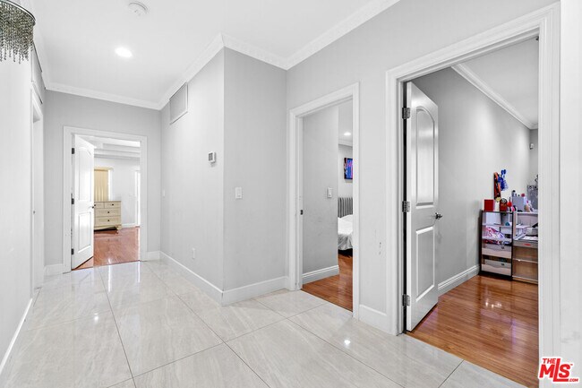 Building Photo - 12643 Archwood St