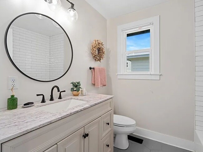 Building Photo - 2 Bedroom, 1 Bathroom Duplex Near Woodbine...
