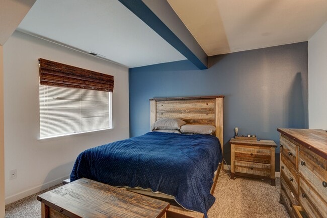 Building Photo - Recently Updated 3 Bedroom and 3 Bath Town...