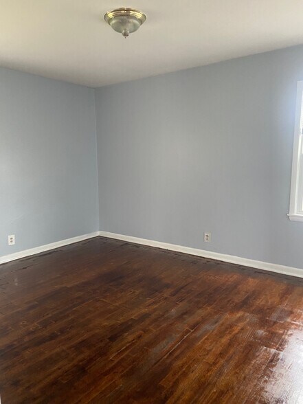 Building Photo - 208 15th Ave SW