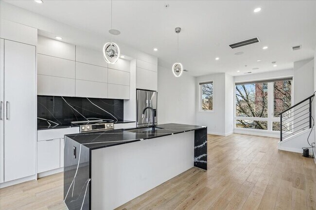 Building Photo - 810 13th St NE