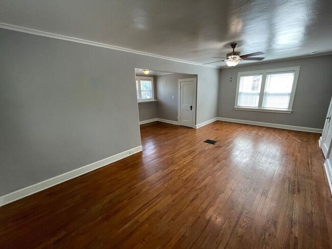 Building Photo - Charming 3 bedroom, 1.5 bathroom home in I...