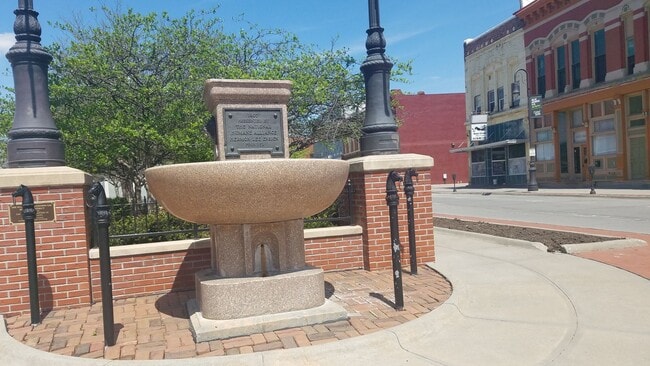 Building Photo - Updated and historic downtown Council Bluffs apartment