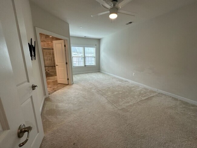 Building Photo - Gorgeous 4-Bed 3.5-Bath Townhouse next to ...