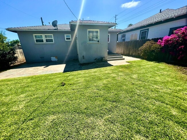 Building Photo - Walk to Beach, Garage, Yard, Hardwood Floo...