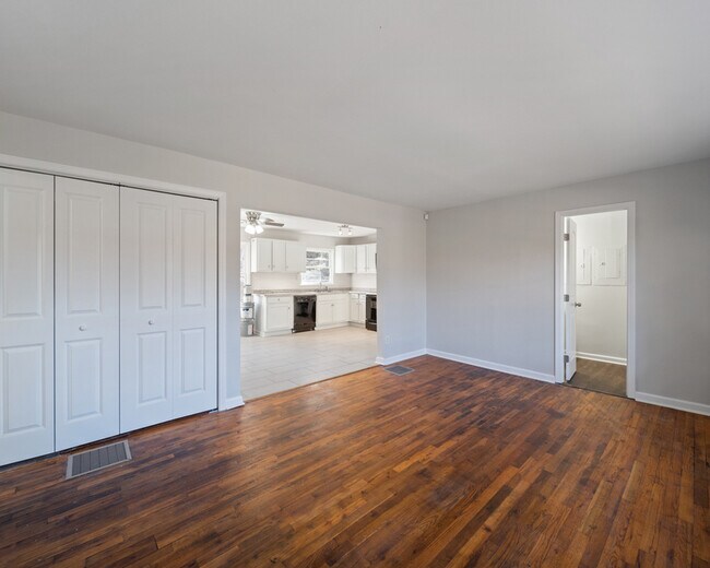 Building Photo - 2371 Swallow Cir SE