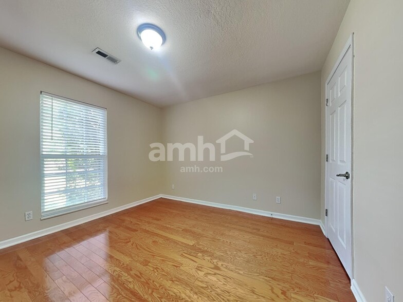 Building Photo - 1710 Stilwell Cir