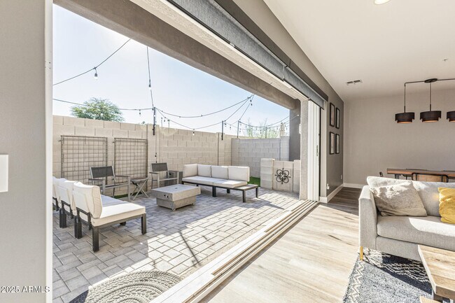 Building Photo - 2315 E Pinchot Ave