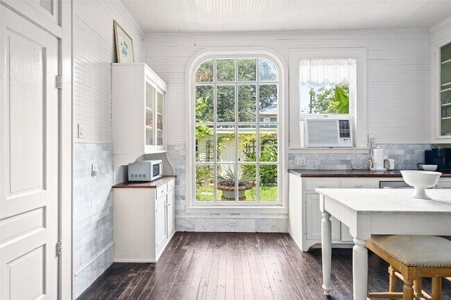 Building Photo - 1112 Broadway Avenue J