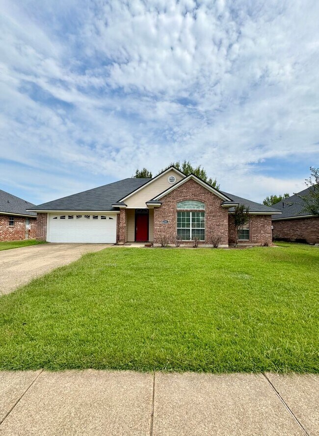 Building Photo - Great 3 bedroom, close to everything