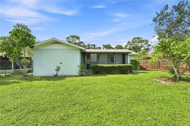 Building Photo - 2855 Dueby St